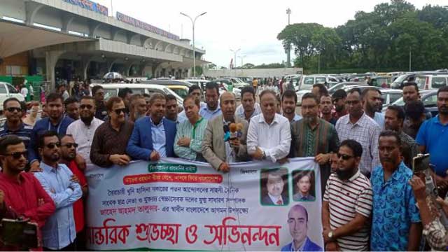 ৯ বছর পর দেশে ফিরে বিমানবন্দরে জাহেদ তালুকদার সংবর্ধীত