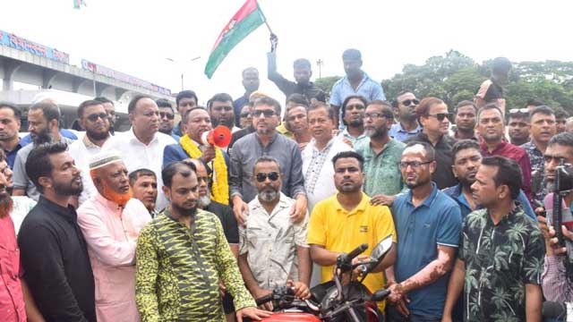 বিমানবন্দরে স্বেচ্ছাসেবক দলের আন্তর্জাতিক বিষয়ক সম্পাদক শাহীন সংবর্ধিত