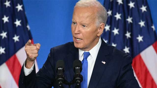 Biden digs in as gaffes highlight election concerns