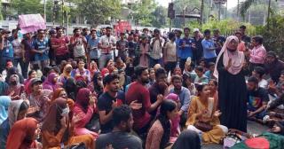 কাকরাইল মোড়ে তৃতীয় দিনের মতো আন্দোলনরত জবি শিক্ষার্থীরা