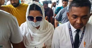 মাস্ক পরে আদালতে পরীমনি