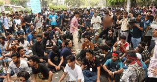 আহত শতাধিক, কাকরাইলে অনড় জবি শিক্ষক-শিক্ষার্থীরা