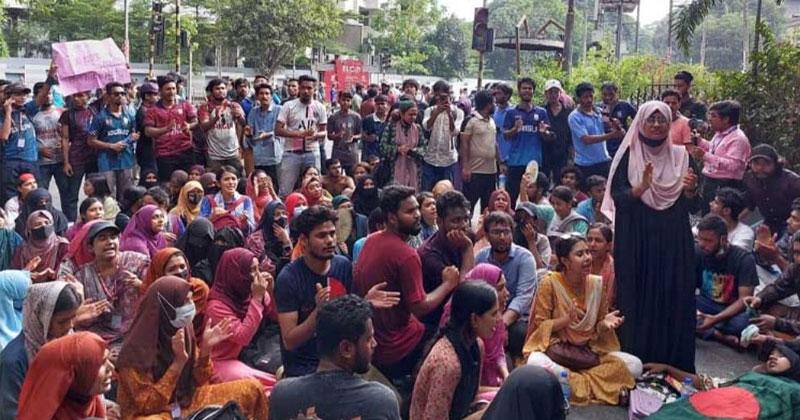 কাকরাইল মোড়ে তৃতীয় দিনের মতো আন্দোলনরত জবি শিক্ষার্থীরা