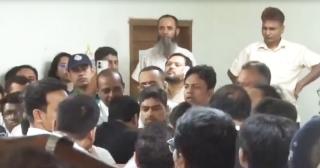 আদালতে বিচারকের সামনেই মারধরের শিকার সাংবাদিক