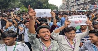 শিক্ষামন্ত্রীর পদত্যাগসহ তিন দাবিতে ঢাকায় শিক্ষার্থীদের বিক্ষোভ