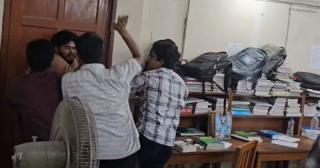 রাকসু নেতাদের ওপর নিষিদ্ধ ছাত্রলীগ কর্মীর হামলা, পাল্টা হামলা