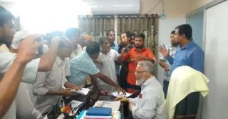 রাজশাহী মেডিকেল বিশ্ববিদ্যালয়ের উপাচার্যকে জোর করে পদত্যাগপত্রে সই