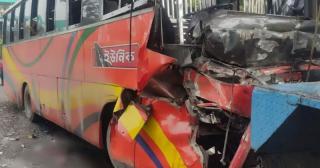 বাস-কাভার্ডভ্যান সংঘর্ষে নিহত ৩