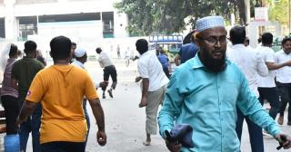 ইসলামী ব্যাংক ঘিরে ফের উত্তেজনা, সংঘর্ষে আহত অর্ধশতাধিক